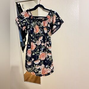 A .byer dress size medium color blue, with floral